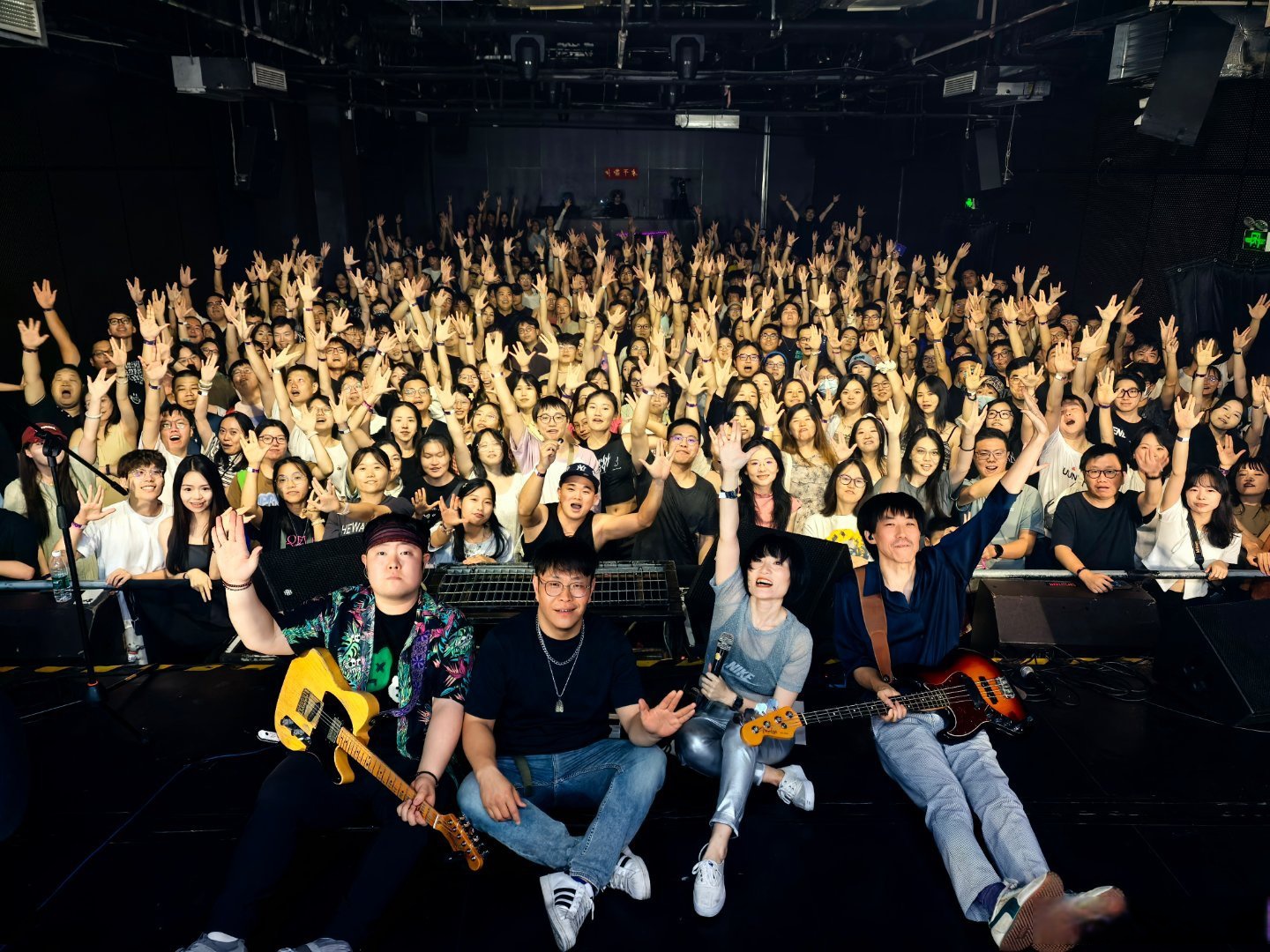 真切的感受到了空气中的一次次粉尘爆炸 爱你们 #大粉巡演##大粉乐队