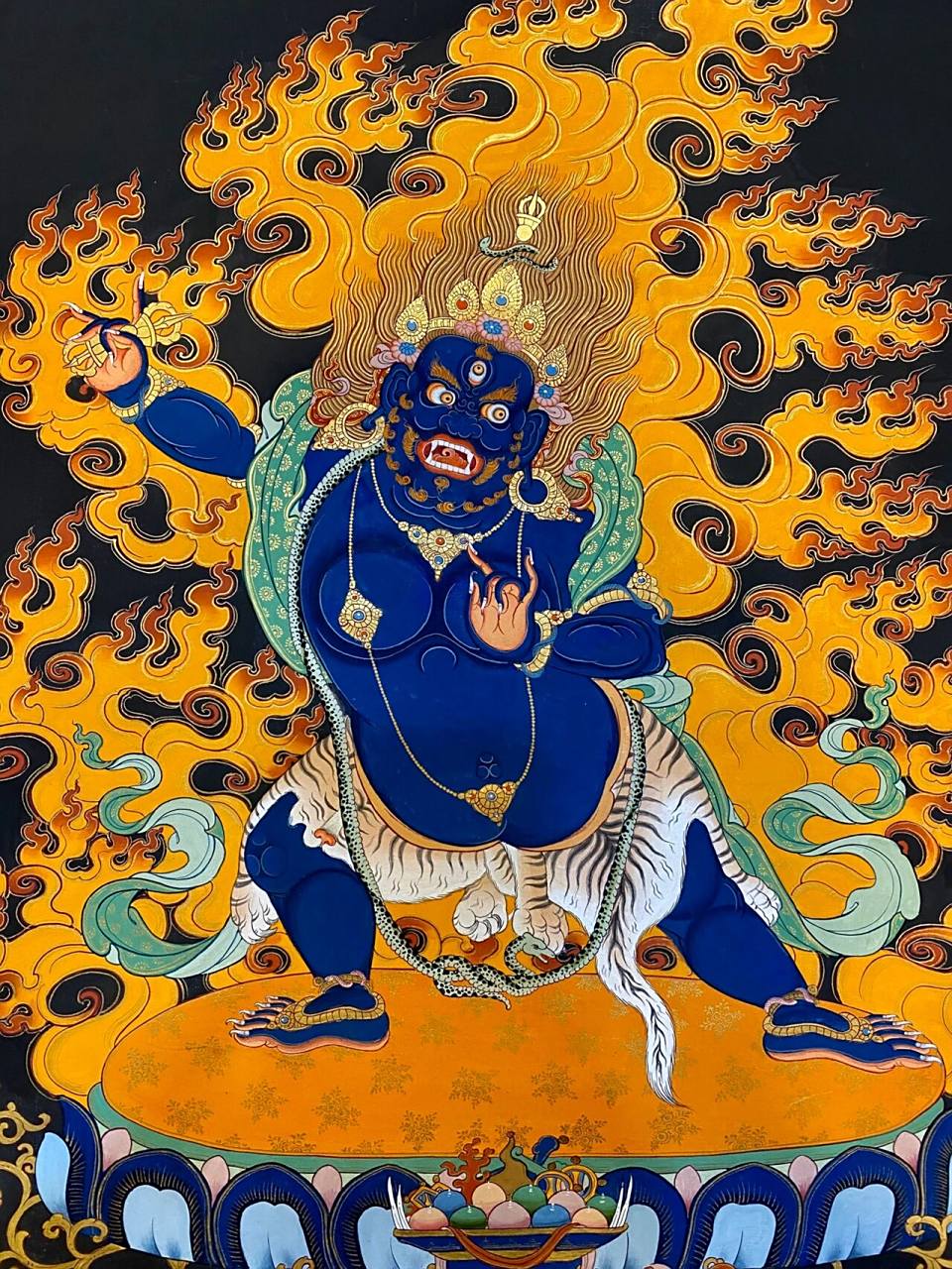 其忿怒像的化现因为手持金刚杵,故得名金刚手菩萨.