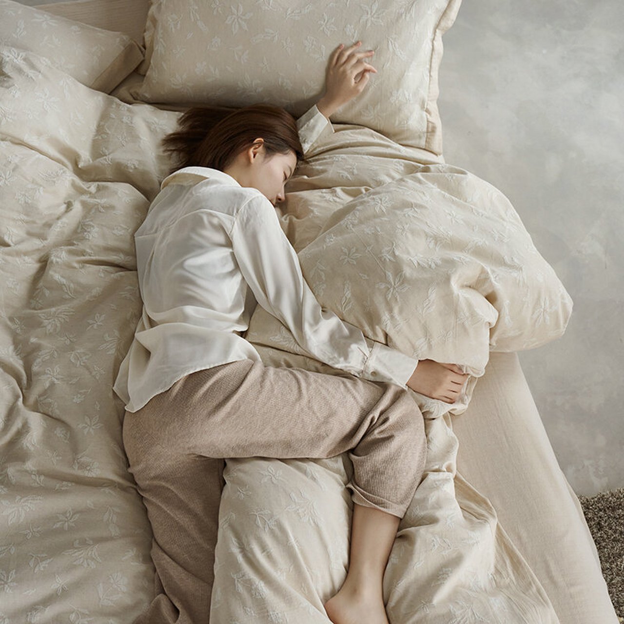 你不知道的事,睡觉夹被子,有利于睡眠质量 #小红书家装节# 当一个人在