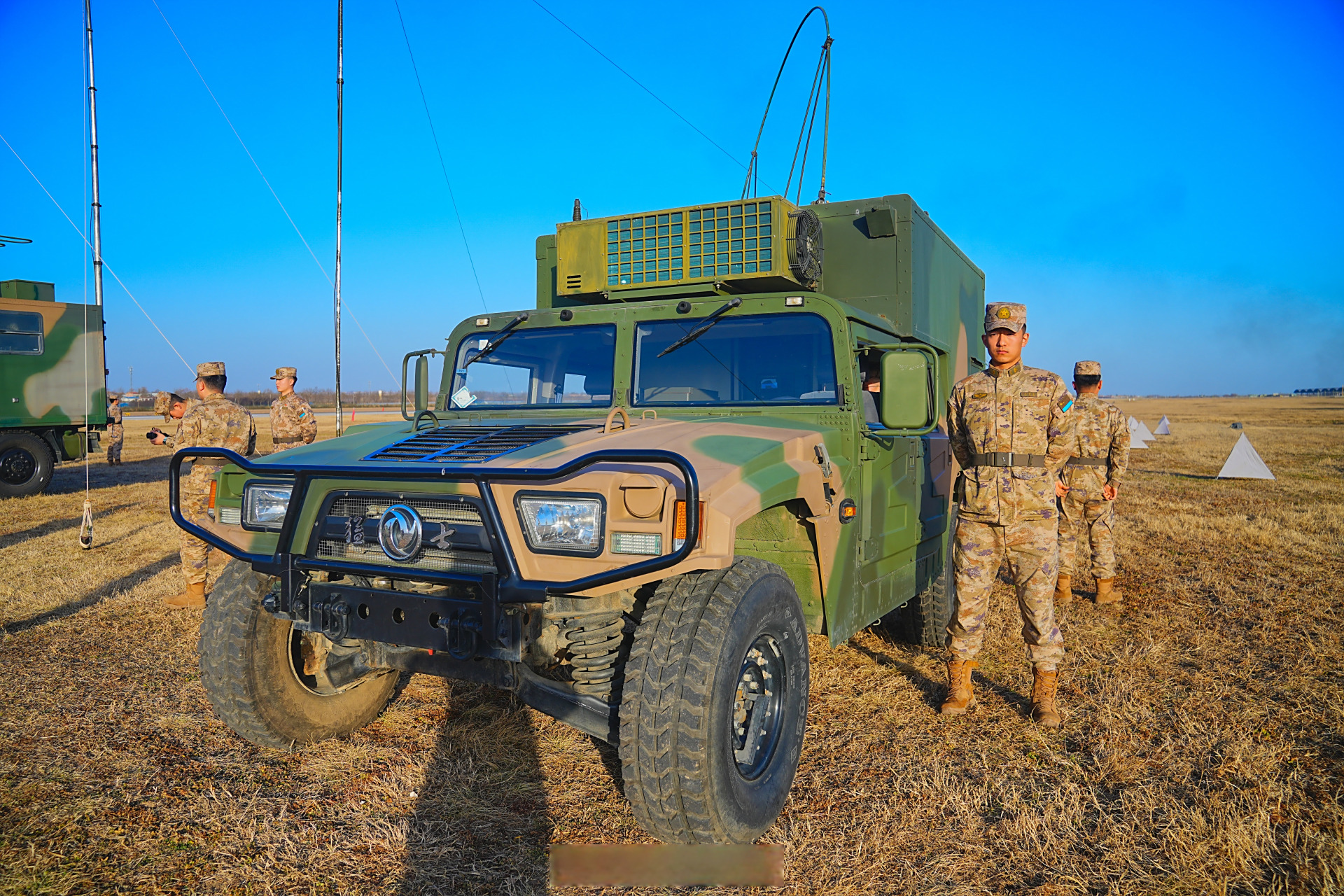 【聚焦实战|综合演训谋打赢】近日,在中部战区空军某场站训练场上,一