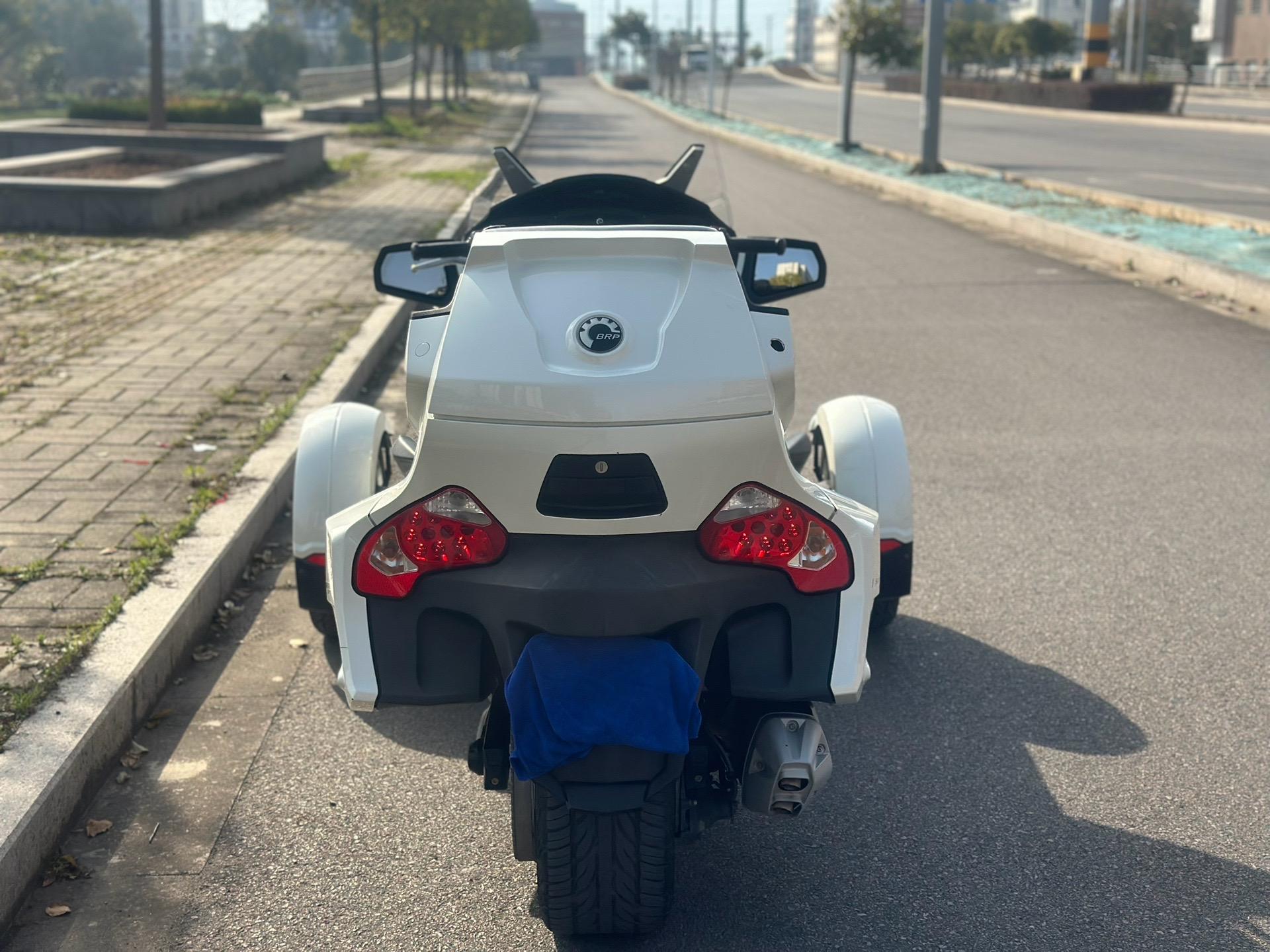 拿下14年庞巴迪倒三轮,新车40多万,排量1330cc,车况极品,安全行驶1万