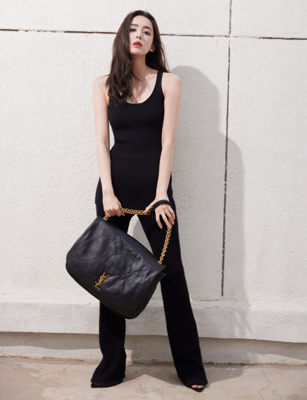 古力娜扎黑色背心酷美写真组图