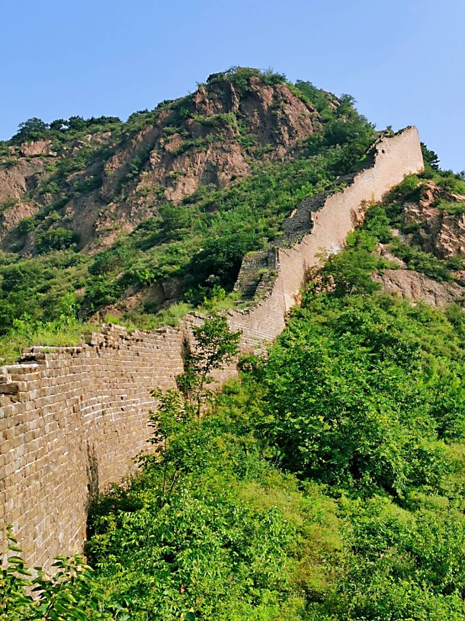 角山在古城山海关北约3公里,地势险要,角山长城也险峻异