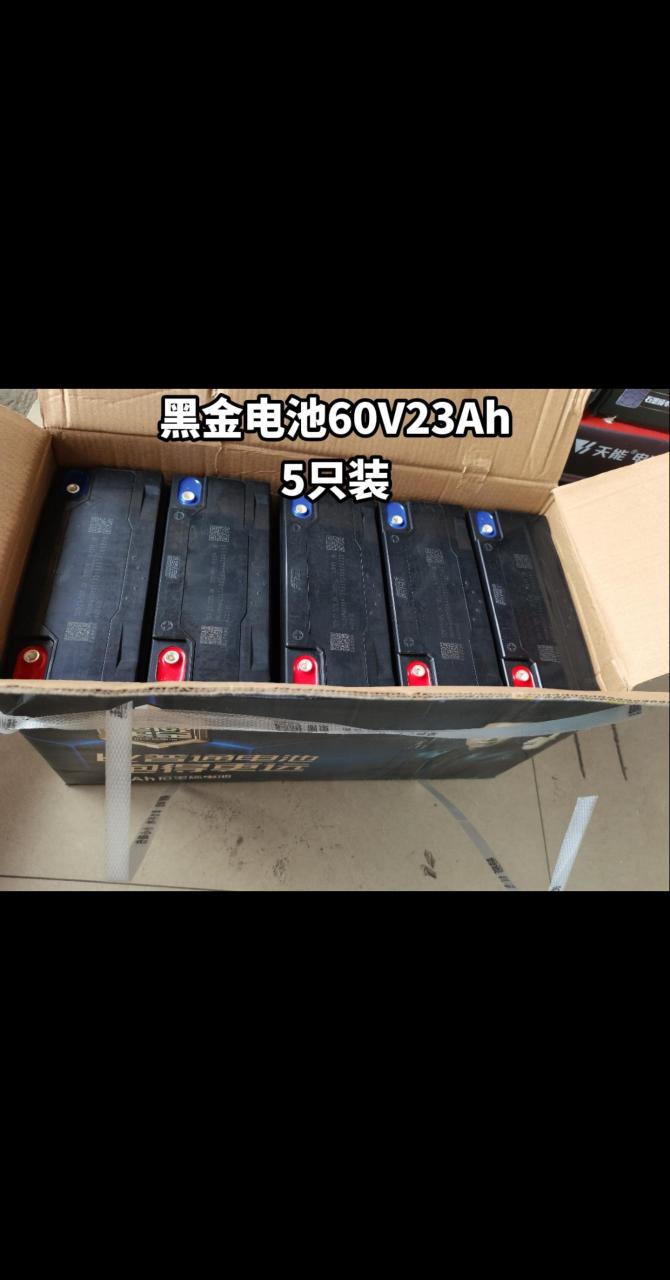 超威黑金石墨烯电池60v23ah,跟20安同尺寸,更足容量,更重重量,当然更