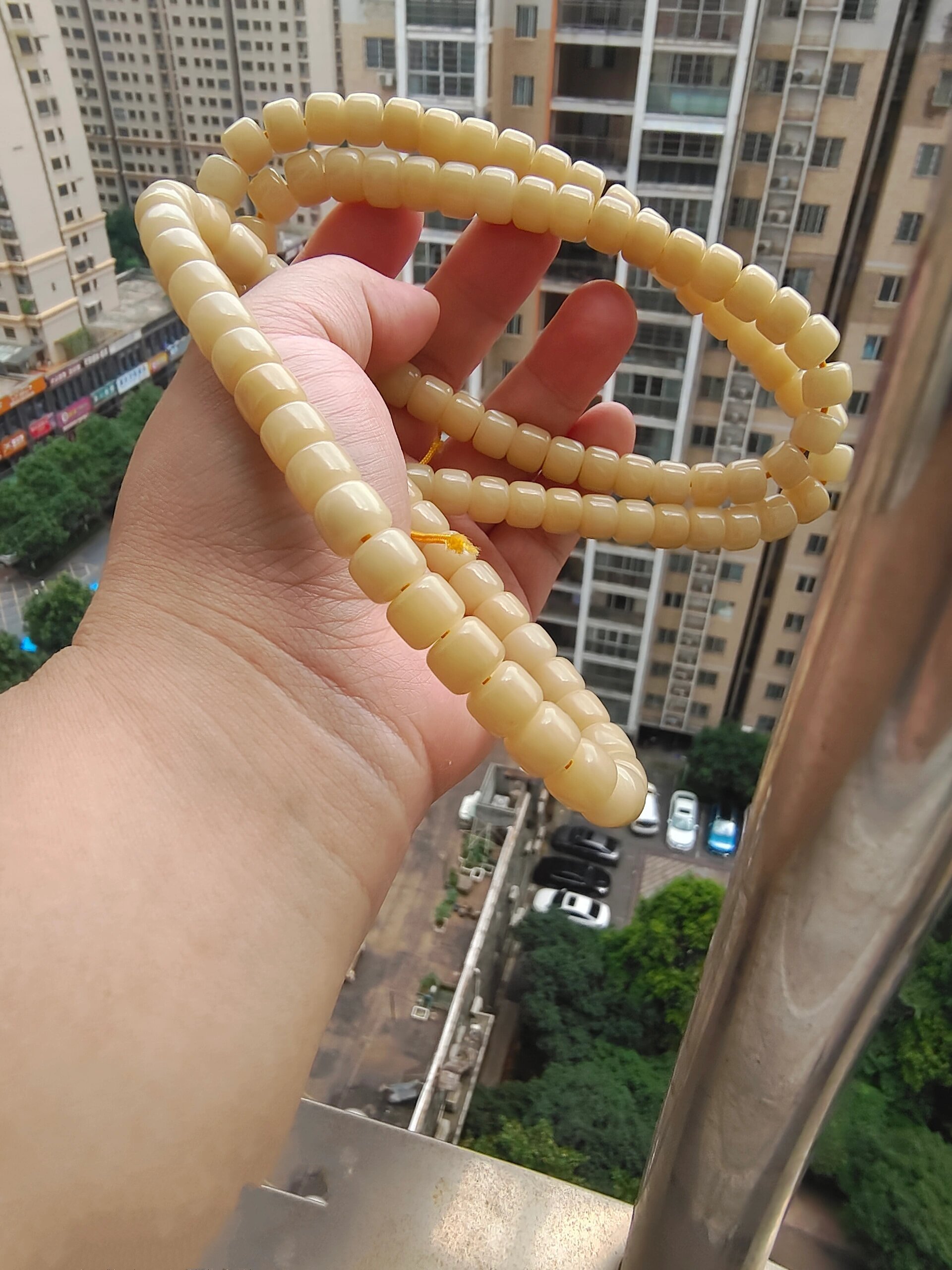 无美颜无滤镜白玉菩提手串的变色过程