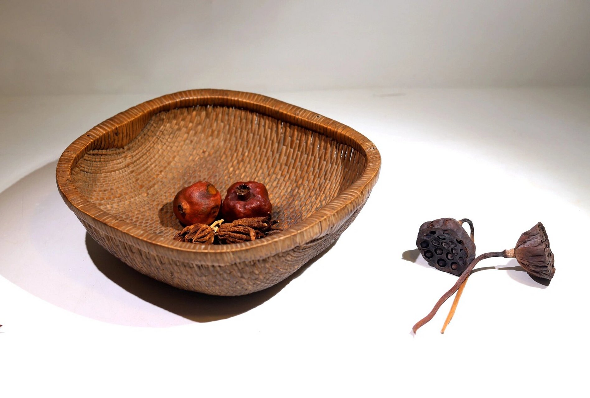 老柳编笸箩 原皮壳.编织精巧,方器较少.长,宽35.8厘米,高12.5厘米.