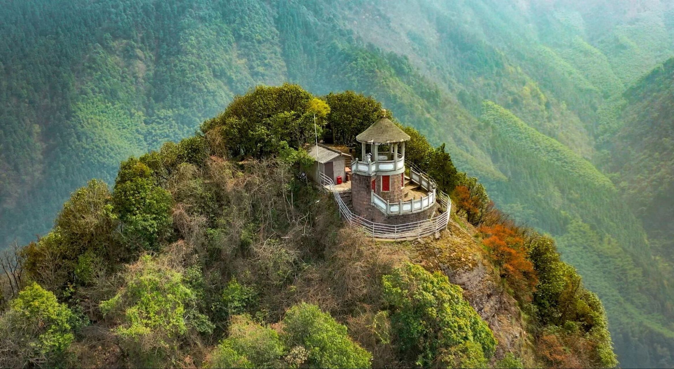 古时候三个姓江的兄弟登上山顶变成为三大巨石而形成,所以又叫江郎山