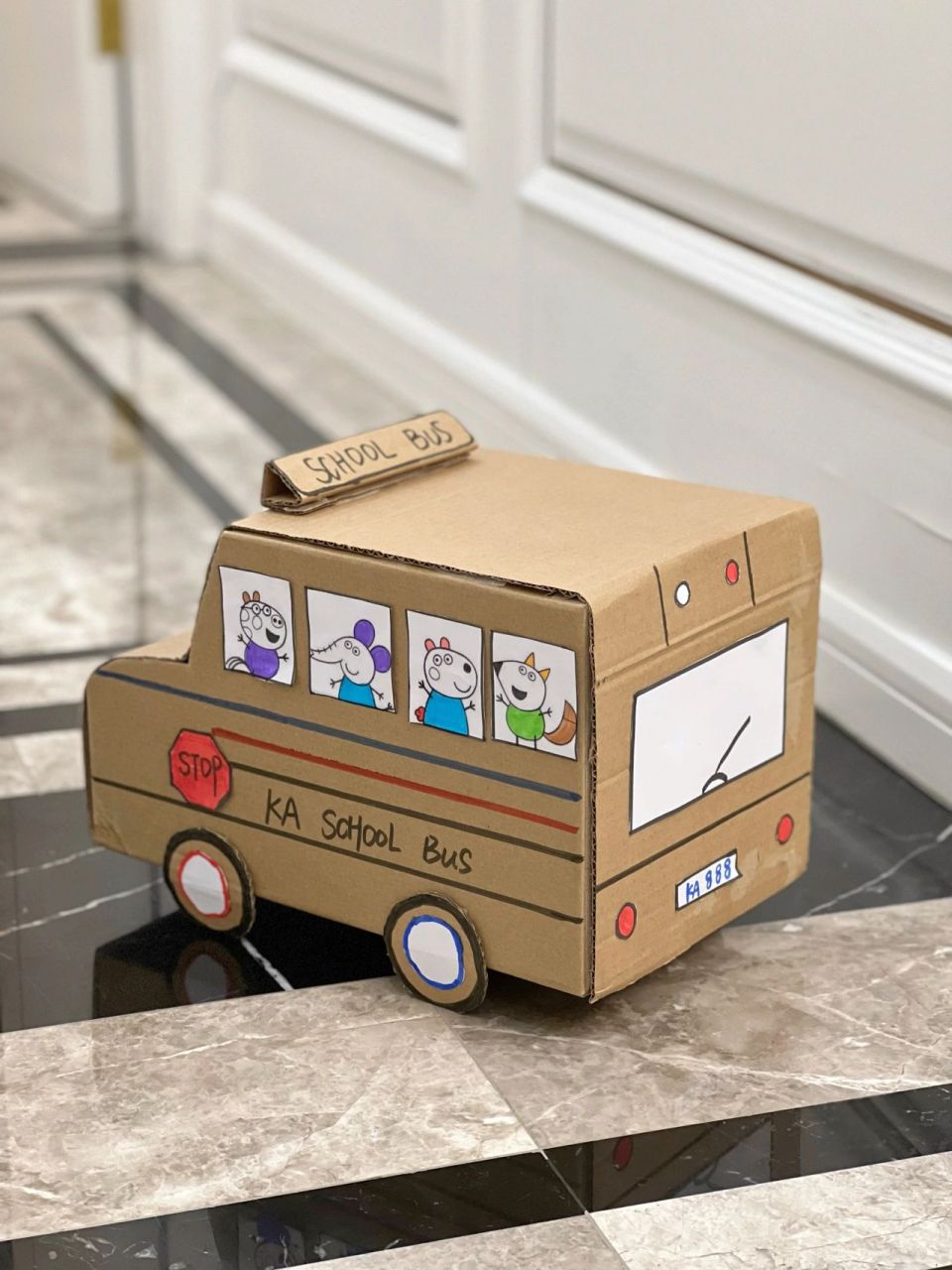 幼儿园手工作业|纸板交通工具 记录一下小朋友们的第一次幼儿园手工