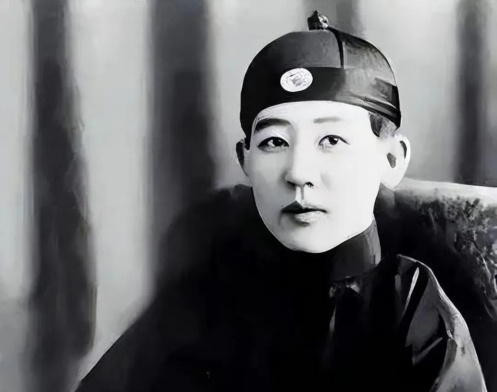 图一是肃亲王,亲日派,妄想借日本势力复国,后面是他女儿爱新觉罗.