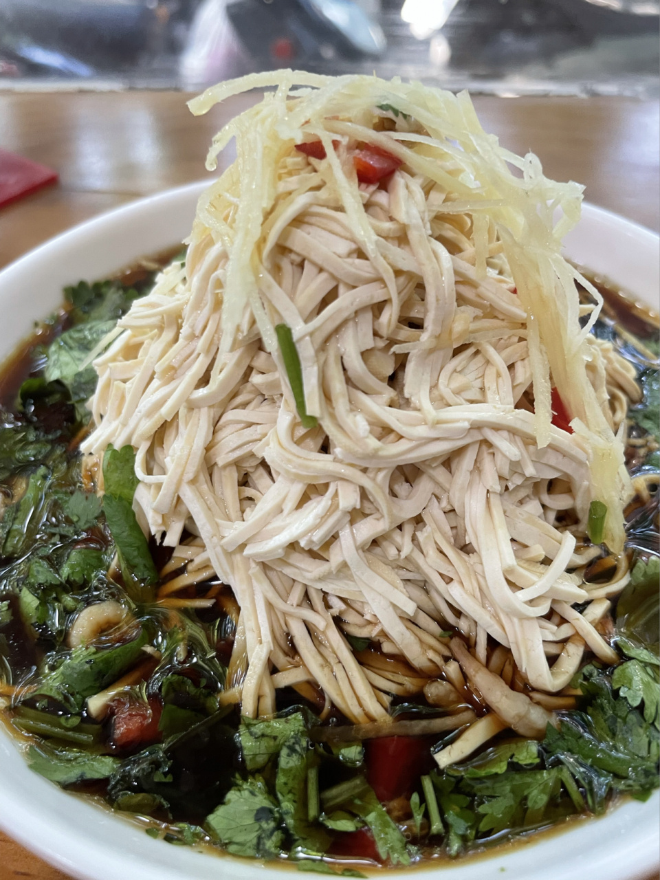 淮扬菜之烫干丝 提起淮扬菜,大部分人想到的是红烧狮子头﹑松鼠鳜鱼