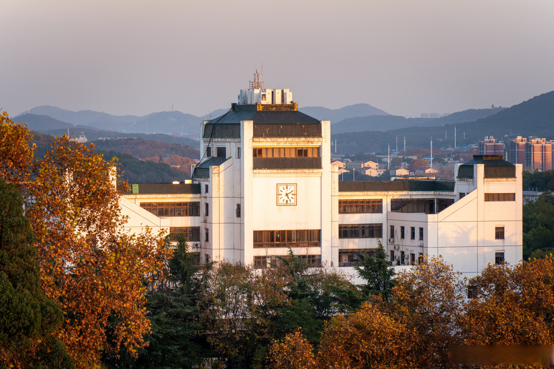 武汉大学130周年校庆# 东湖之滨,珞珈山上 巍巍学府,作育英才 深耕