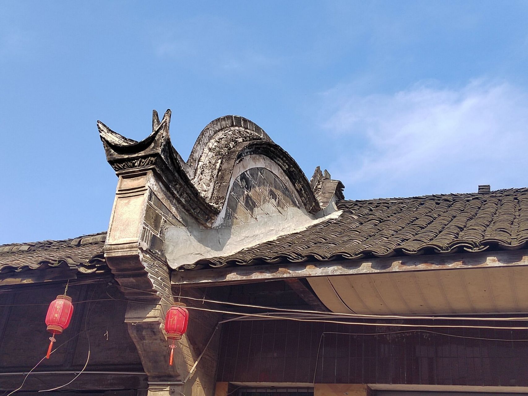 汉阳古镇位于四川省青神县汉阳镇,比较原生态,汉阳第一鸡很好吃,盛产