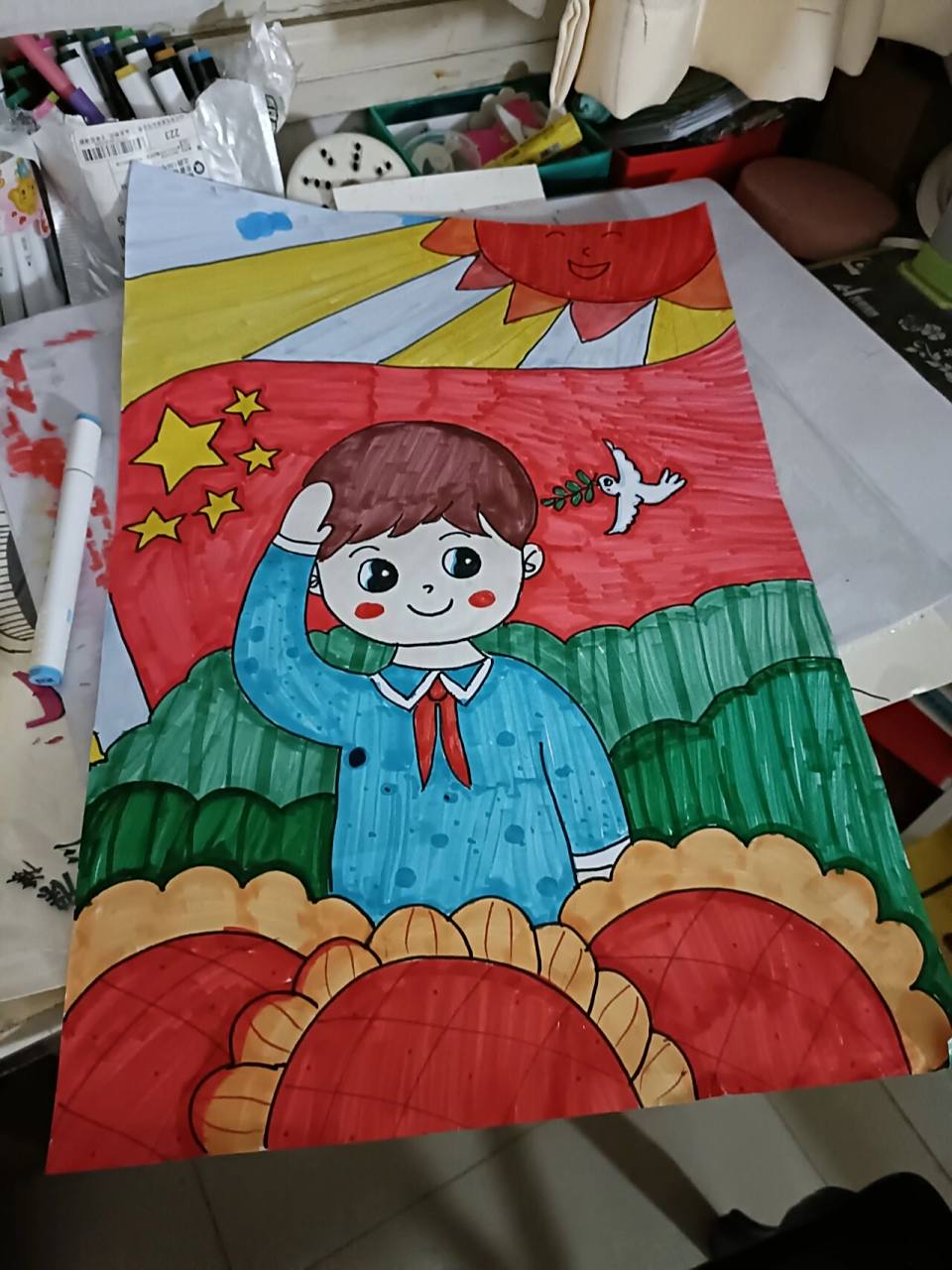 第156幅 关于国庆节儿童画  先把男孩画出来 画向日葵 画树丛 画国旗