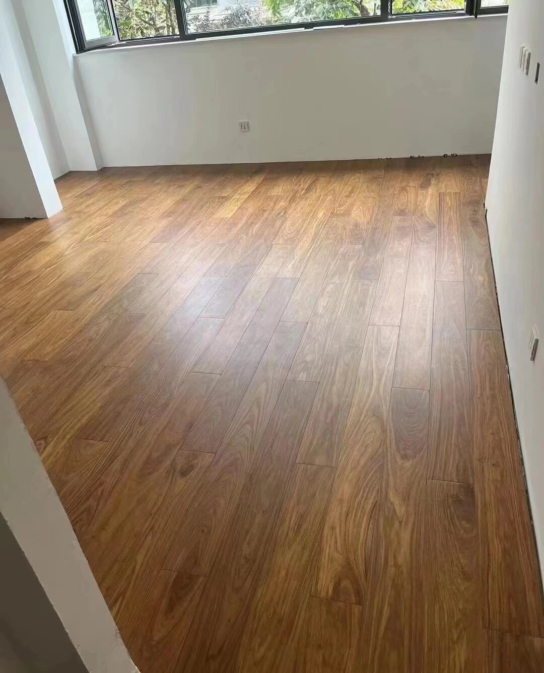 亚花梨(安哥拉紫檀):生长于非洲西南部的珍稀木种,每一块亚花梨地板