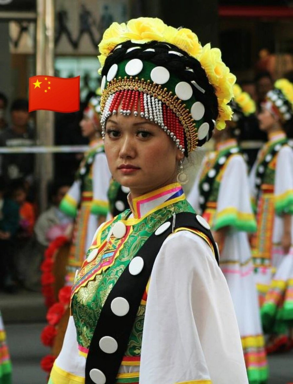 中国9899傈僳族传统服饰 傈僳族属于蒙古人种南亚类型,民族语言属