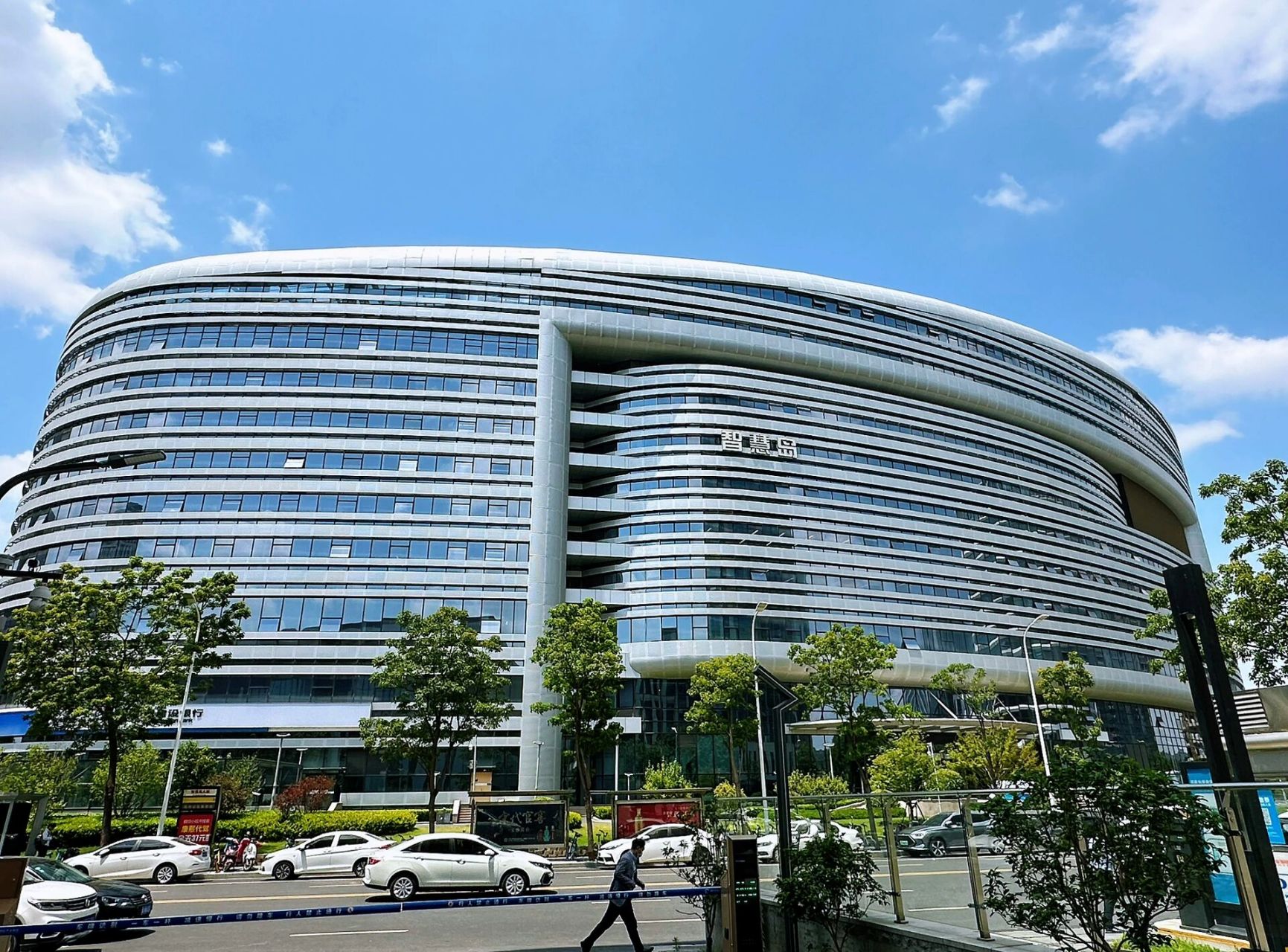 路过河南省科学院,应该是新院区 在龙子湖智慧岛上和国家转移郑州中心