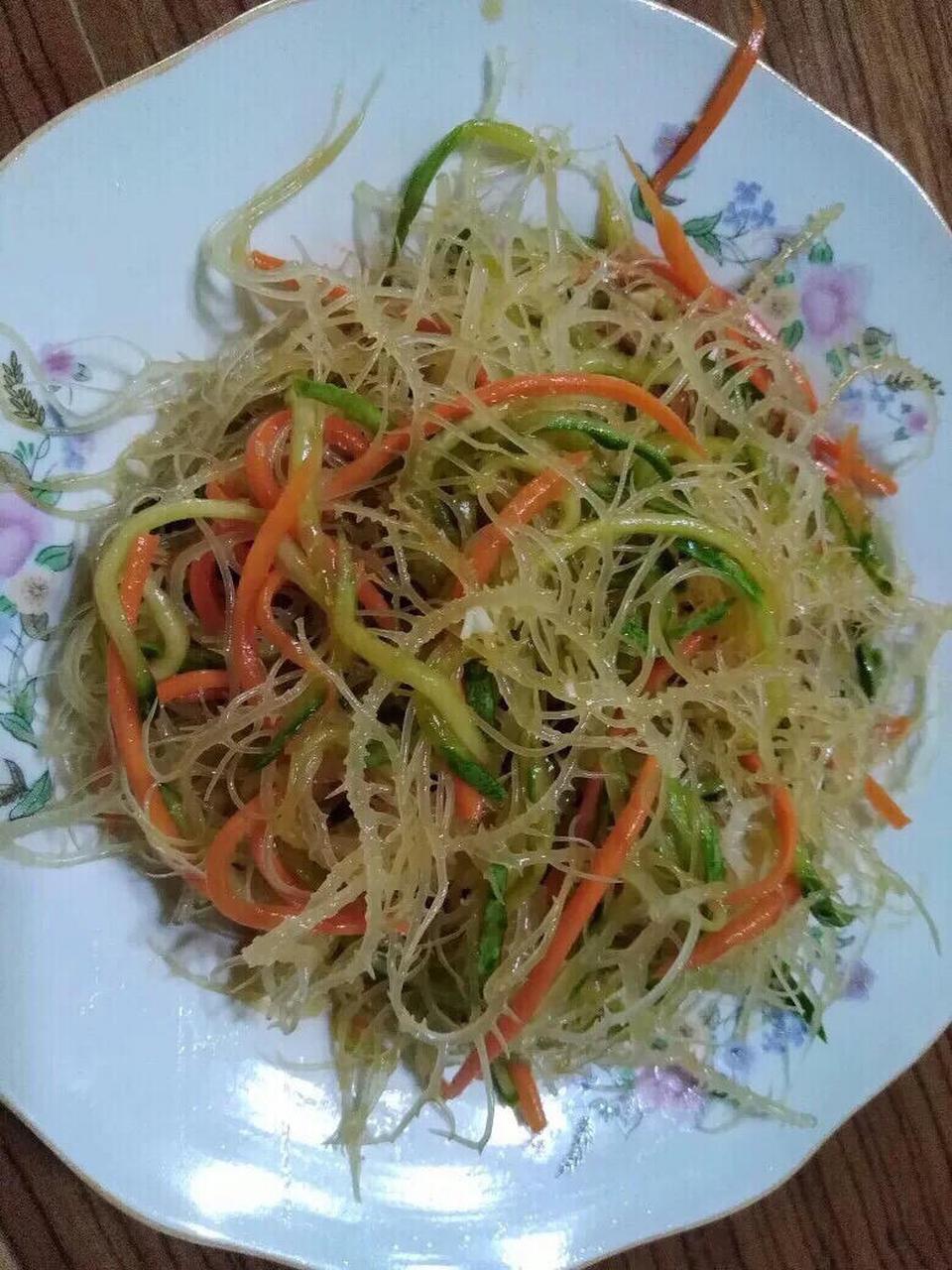 凉拌龙须菜 龙须菜生长在海边的石头上,根须长,成白色,在北方只能吃到