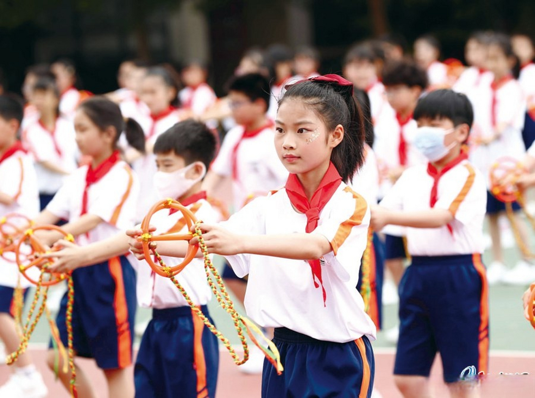 【我执彩球当空舞】昨日上午,晋江市安海中心小学举行2023年校园文化