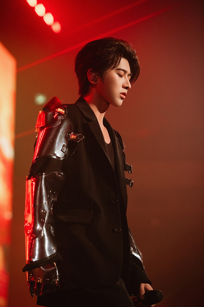 蔡徐坤2023迷巡回演唱会 烟花盛放,舞台重启,@蔡徐坤 一袭定制疑