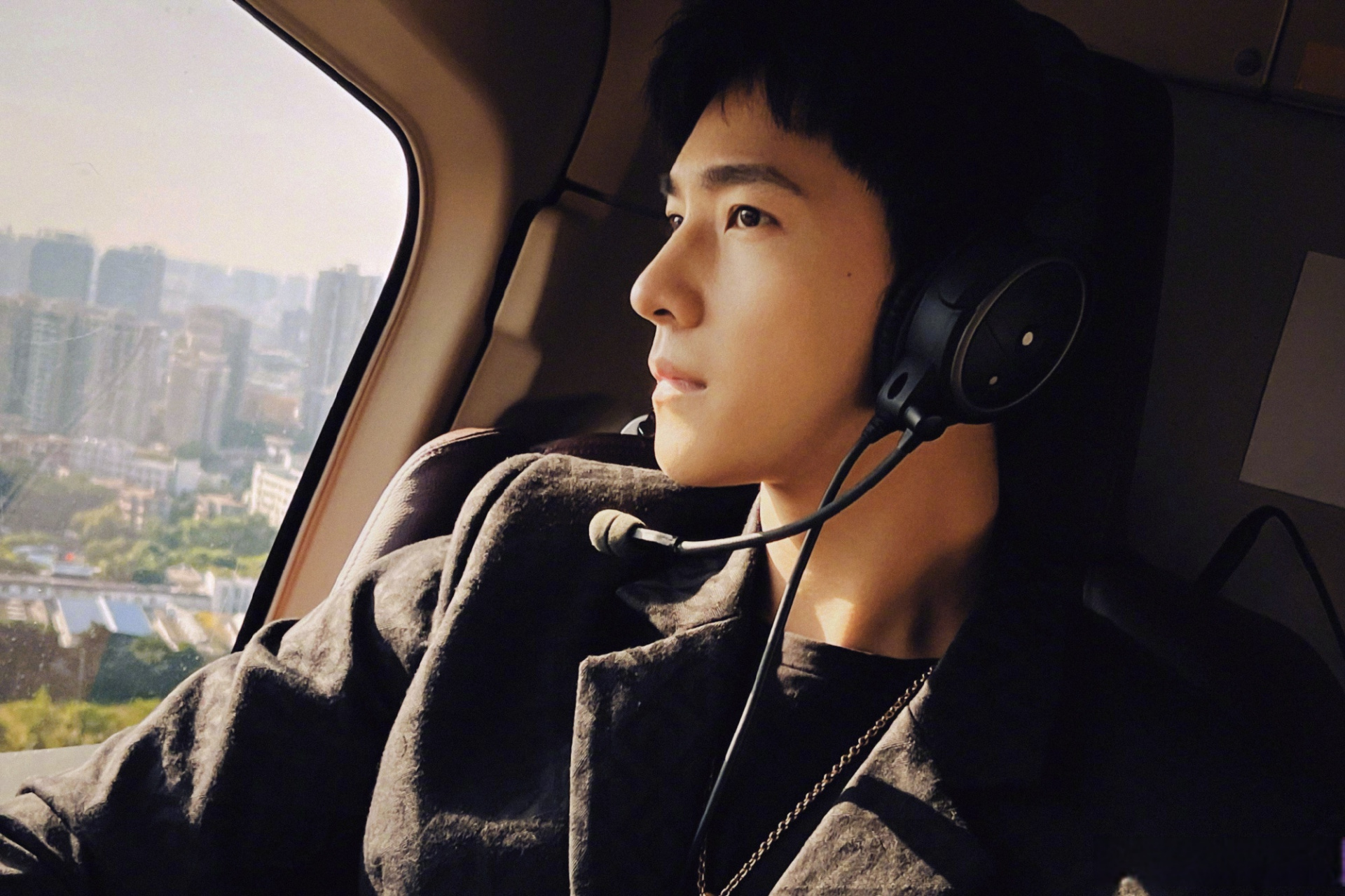 杨洋戴口罩忘记摘耳机了,迷糊的样子好可爱哦尤其是wink那一下梦回于