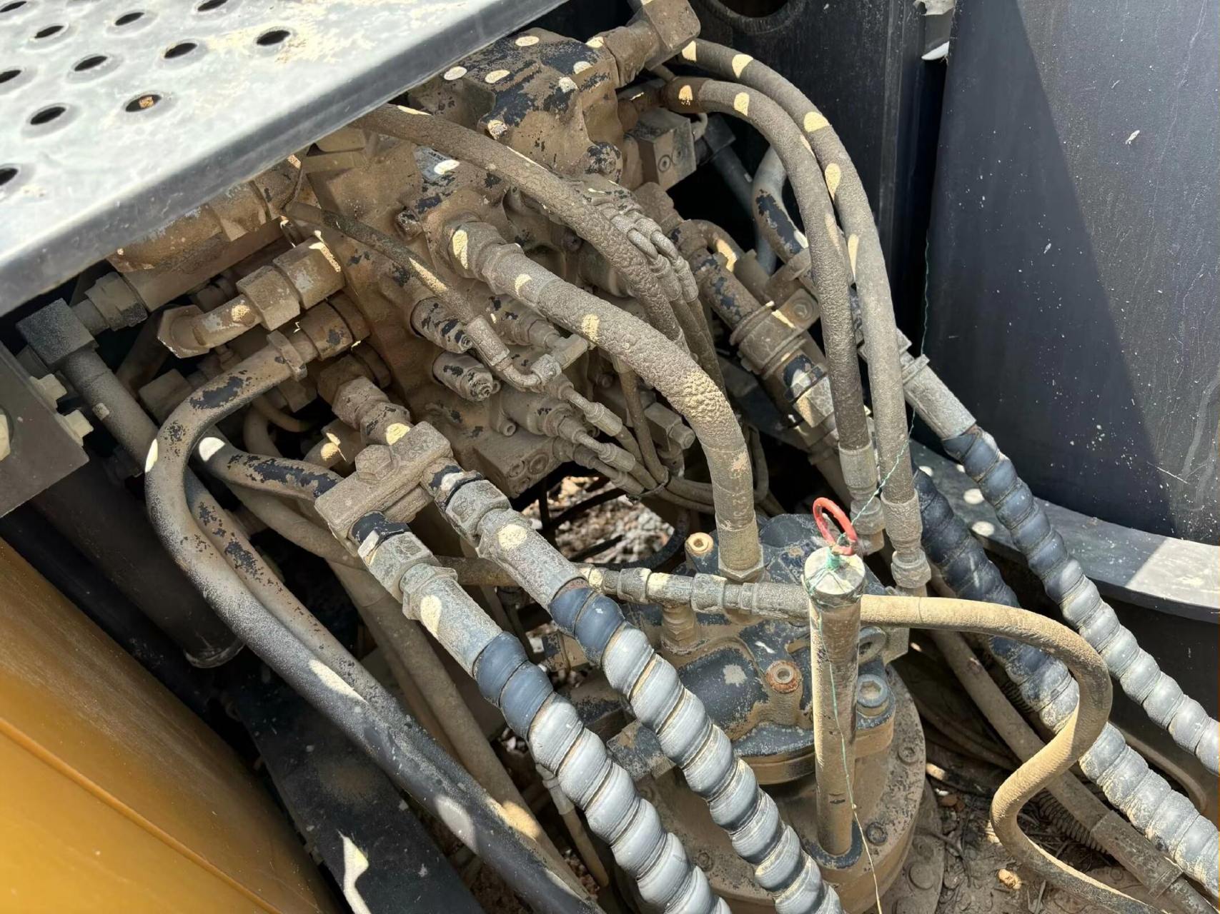 20年极品土方沃尔沃120挖掘机