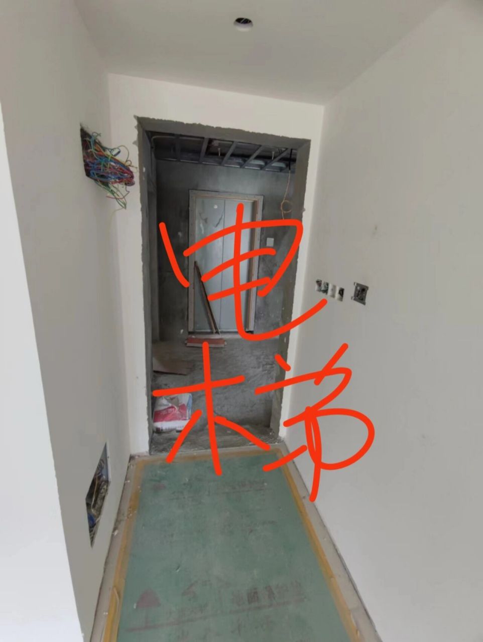 人户门正对电梯口:开口煞 开口煞 又称虎口煞 电梯门一开一合如同猛虎