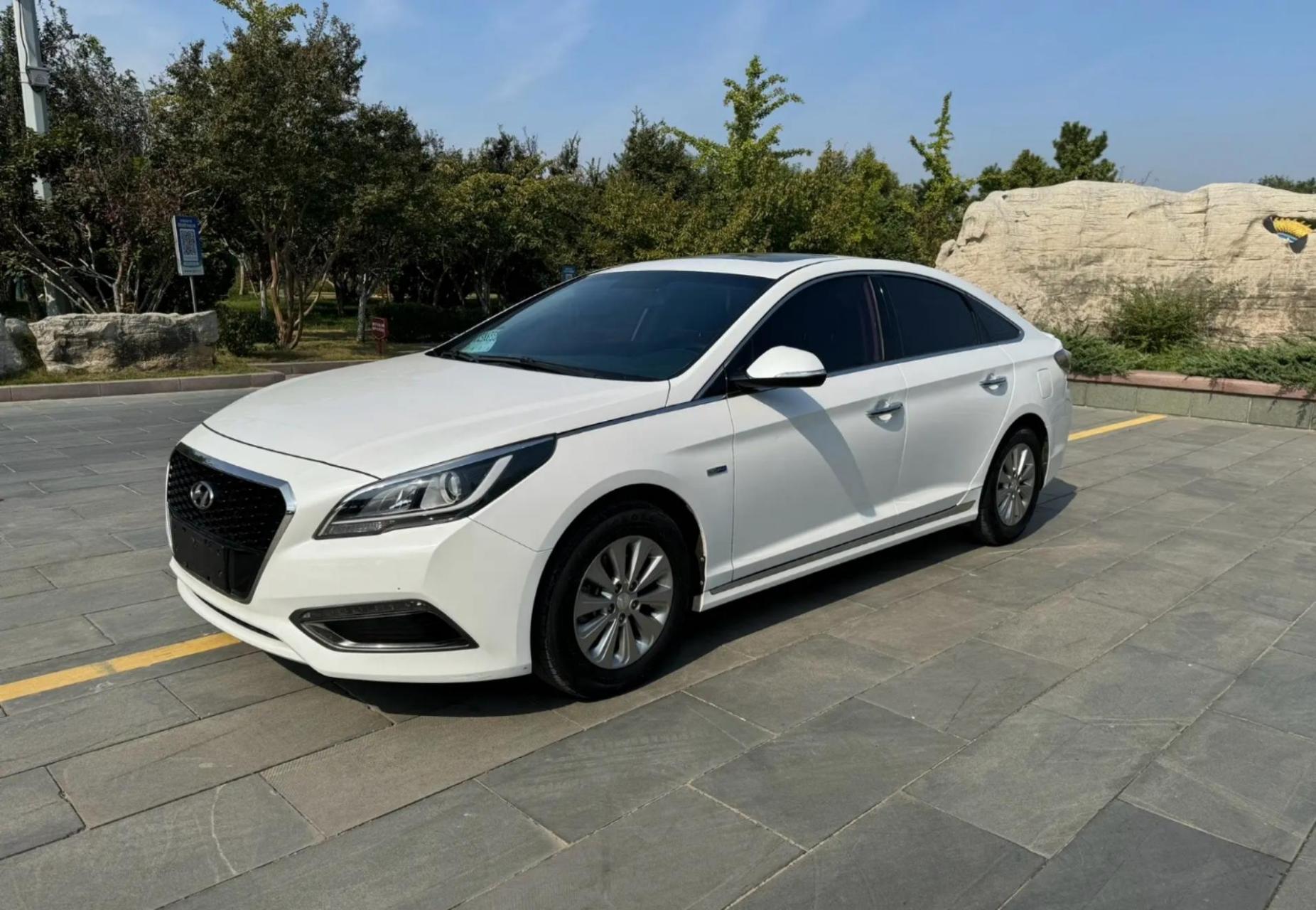 17年现代索纳塔九代2.0l油电混合动力,新车指导价22.