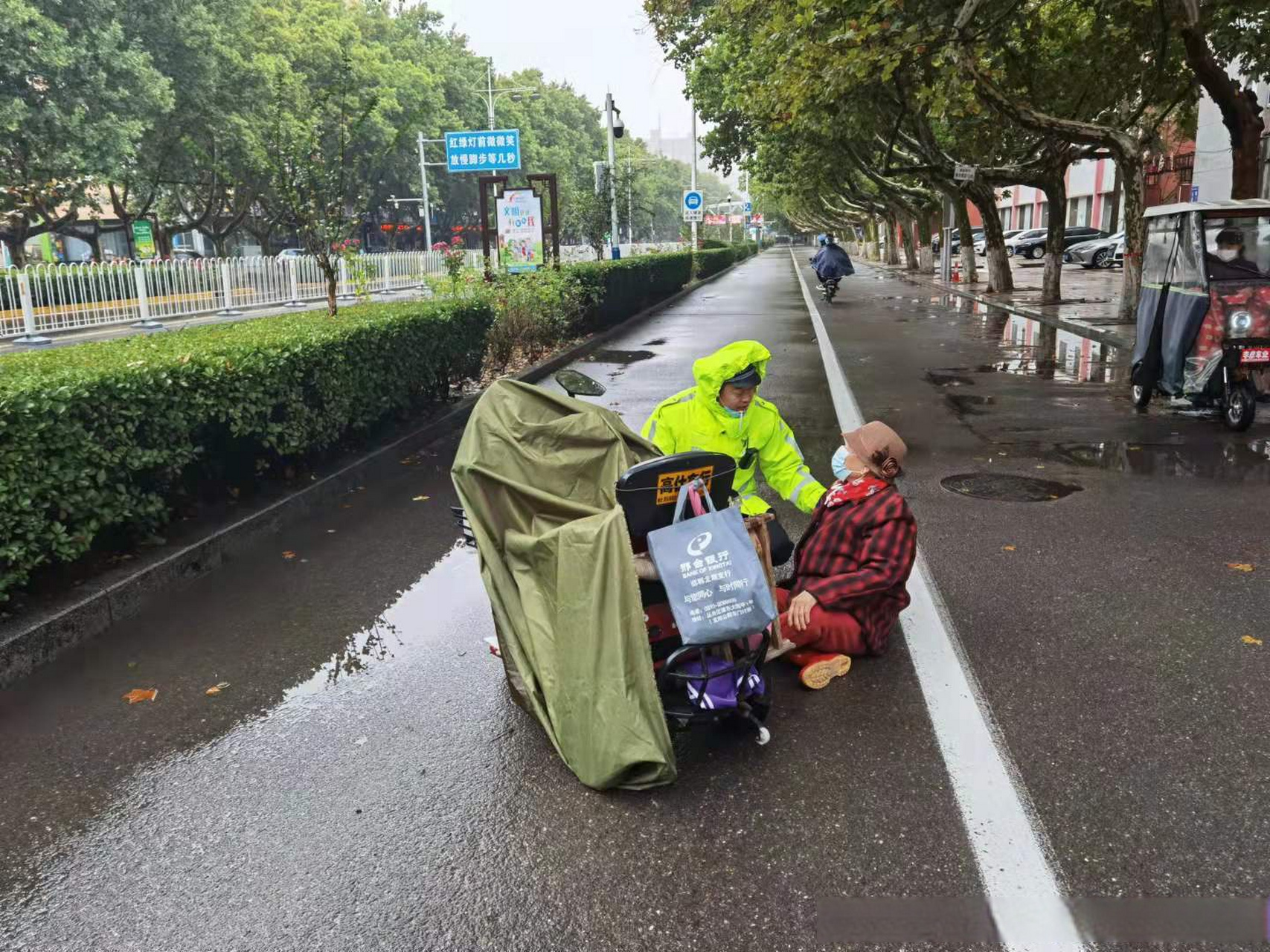 今日早高峰7时20分左右,交巡警丛台一大队民警常俊伟,刘鑫在滏河大街