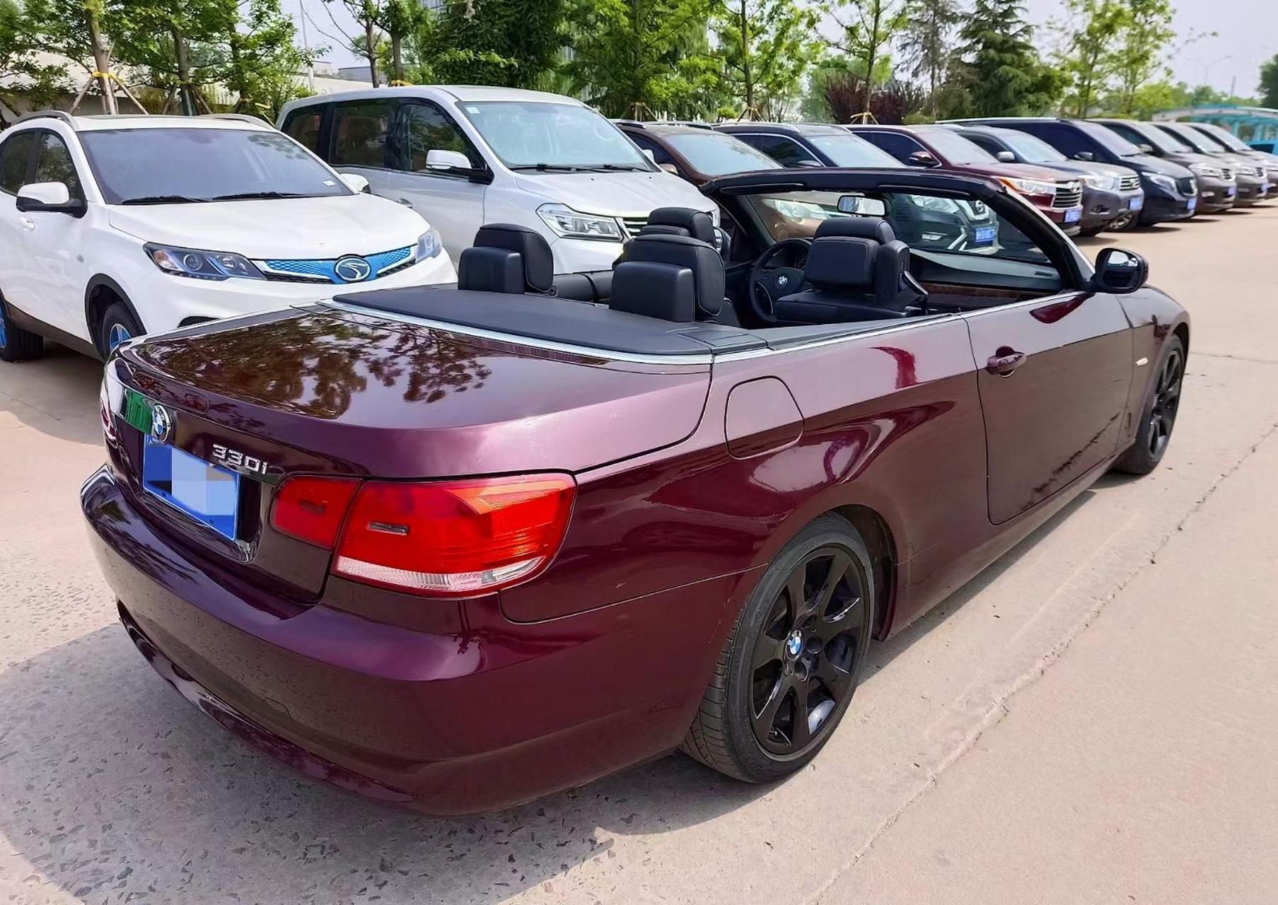 稀有的性能敞篷车,09年12月的宝马330硬顶敞篷版,在三系的机舱里面装