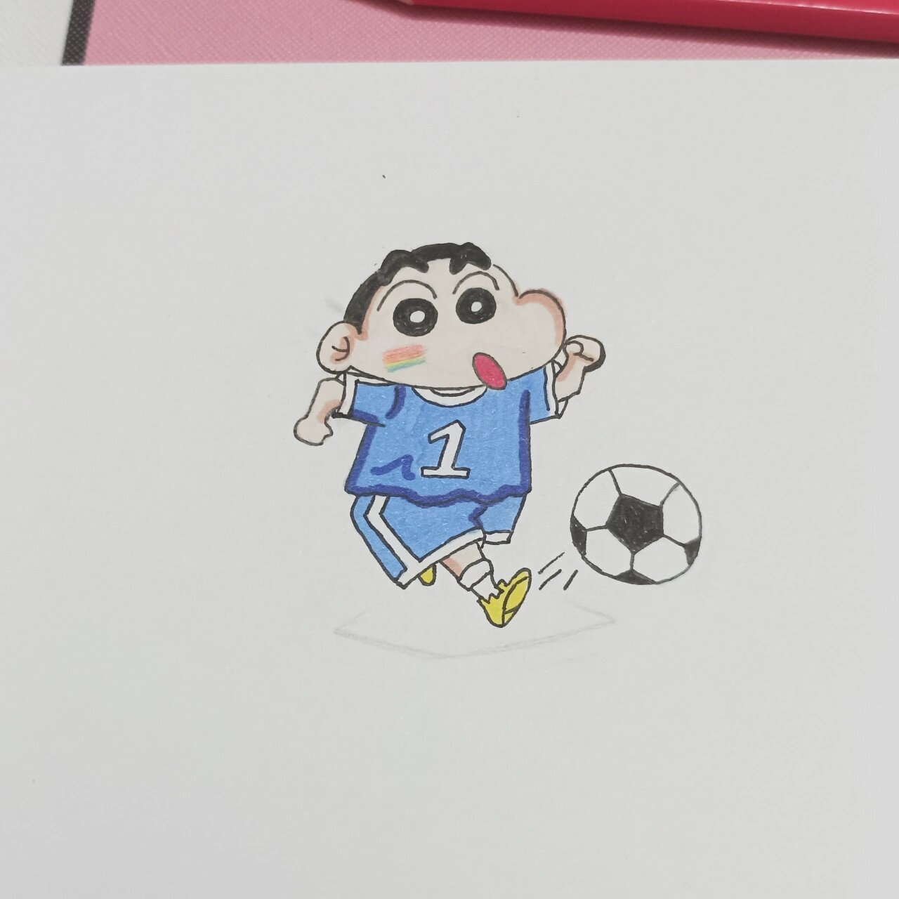 踢足球的蜡笔小新是临摹的蜡笔小新太可爱了太可爱了 踢足球还有点