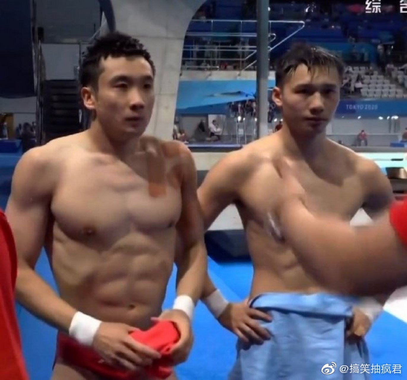 陈艾森怎么一直拿毛巾挡着[三哈]