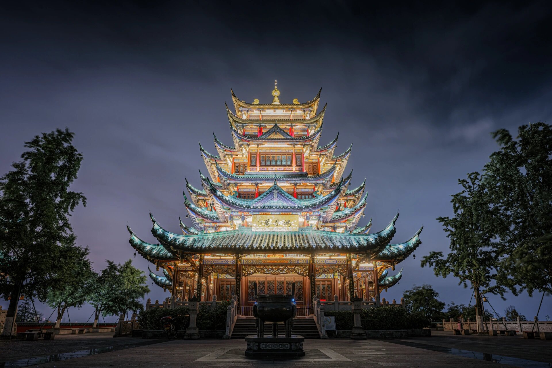 鸿恩阁壮丽多彩夜景 在重庆的最后一天,我们去了我最想要打卡的鸿恩寺