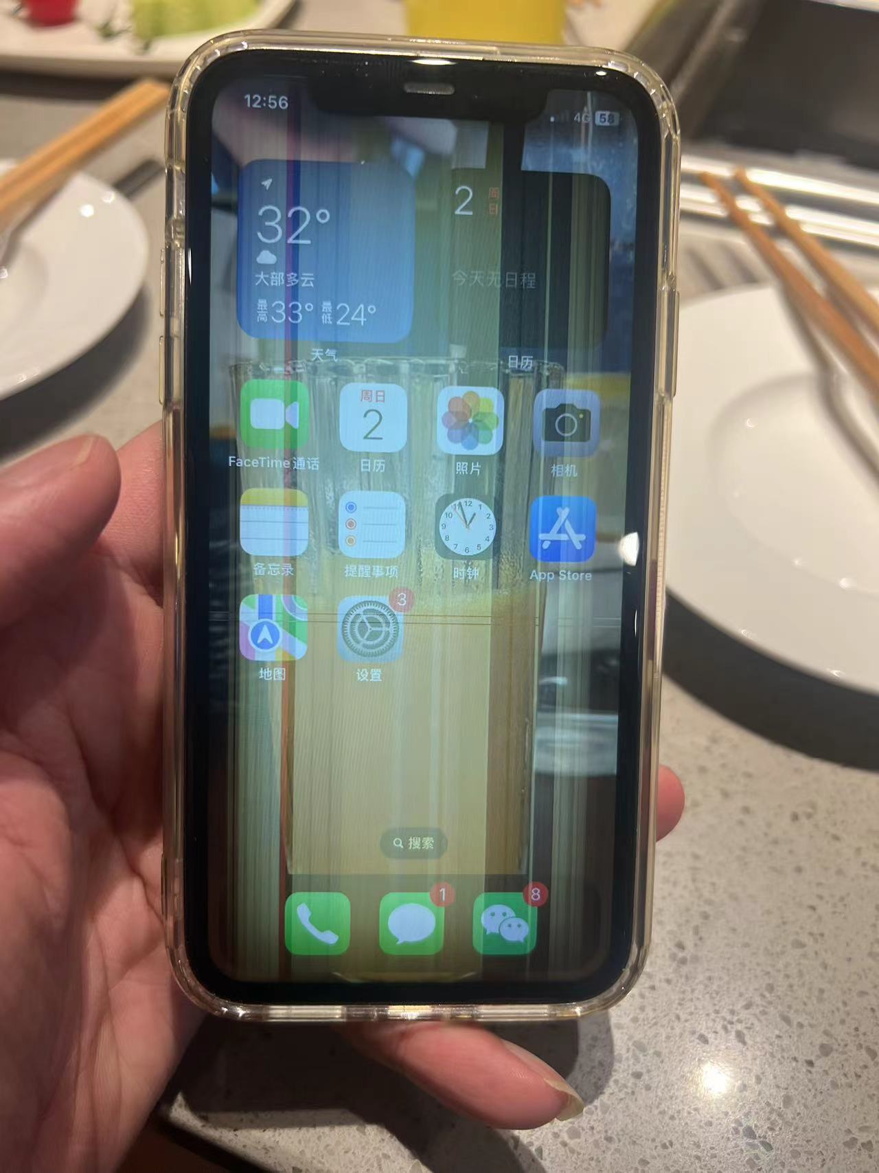 作为lcd最后的倔强 iphone 11 的屏幕摔后,很容易挂掉 往往是外屏玻璃