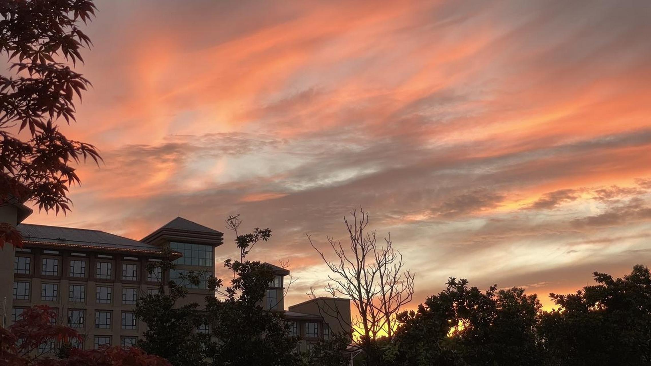 落日余晖映晚霞一抹夕阳美如画 好看的晚霞分享给喜欢的人 今天的天空