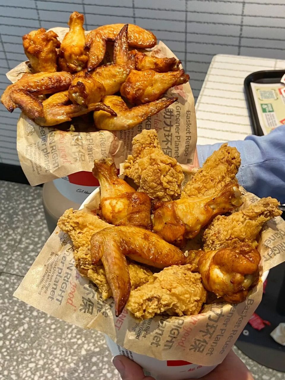 肯德基新奥尔良烤翅20周年 为了庆祝,肯德基翅桶终于又回归啦!