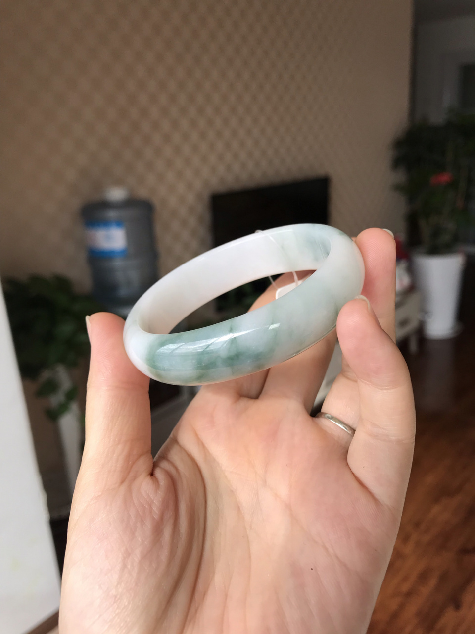 这条480的糯种牛奶底飘花翡翠手镯又回来了 之前的姐妹戴着小了,换了