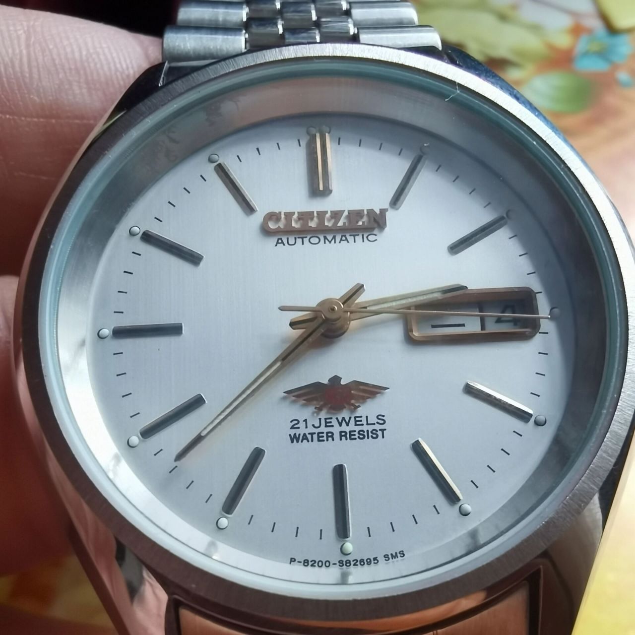 西铁城8200  86岁外公翻箱倒柜的找出一个小盒子,外公述说这手表是他