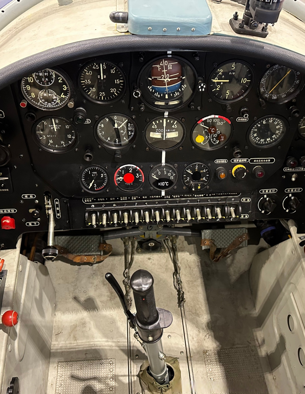 坐在适航的初教6里(左图) 这仪表布局看着很不适应 一个是全公制 一个