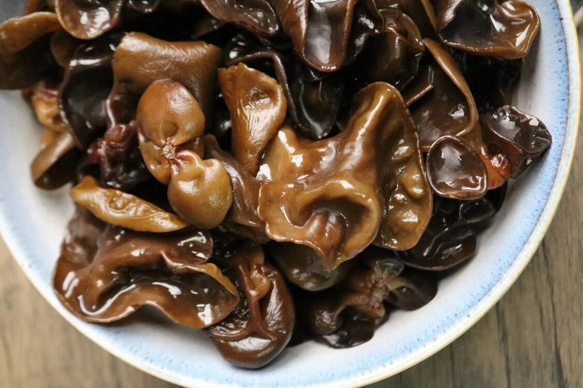 黑木耳干品中蛋白质,维生素和铁的含量很高,享有"素食之王"的美称