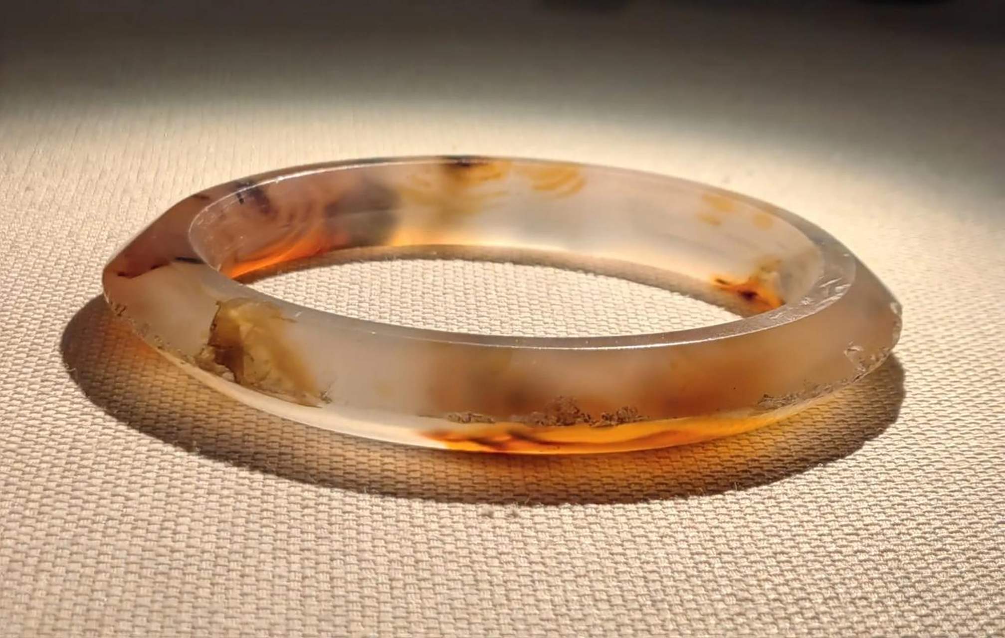 东周这类玛瑙环,就全国来说,主要出土于山东,山西,河北等省,虽没