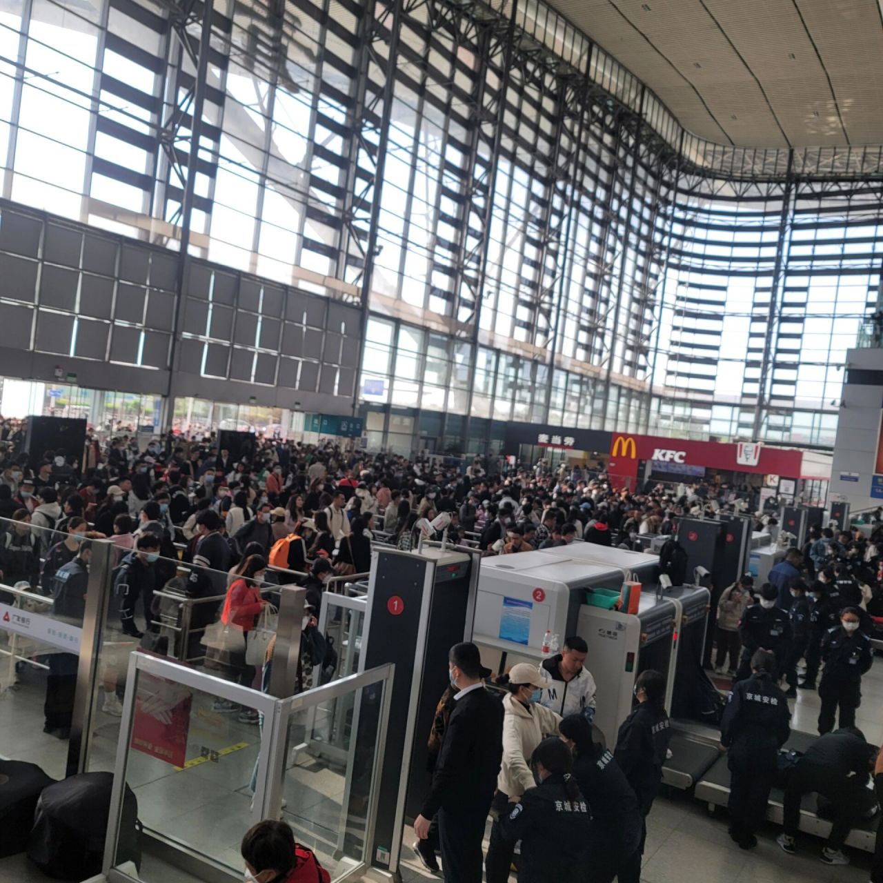 青岛北站的场面相当炸裂 吓到我了 火速逃离青岛