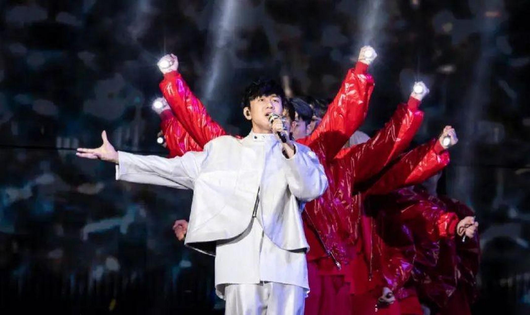 胡可带儿子安吉小鱼儿现身林俊杰演唱会,太有爱  近日,有网友在社交