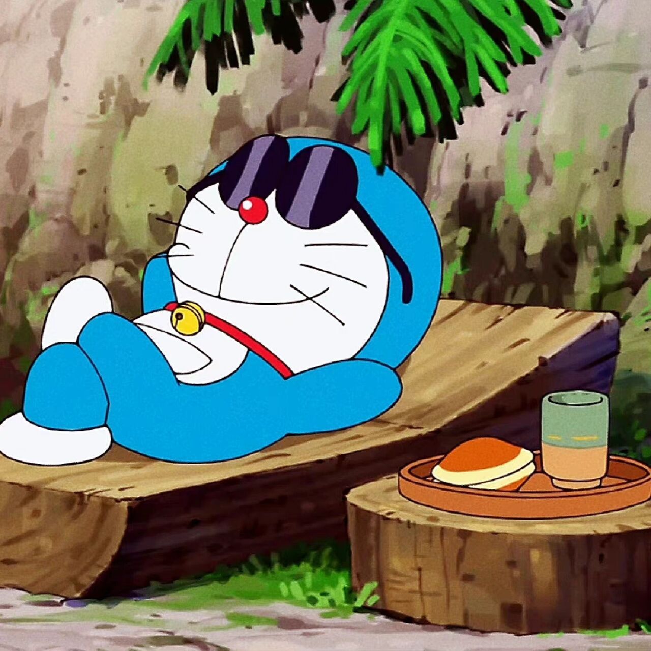 哆啦a梦翘着短腿享受猫生 一个铜锣烧,一杯抹茶,真的完美!