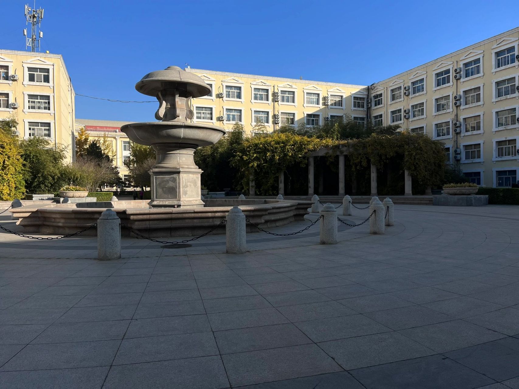 河北东方学院 美好的星期六从打扫校园开始