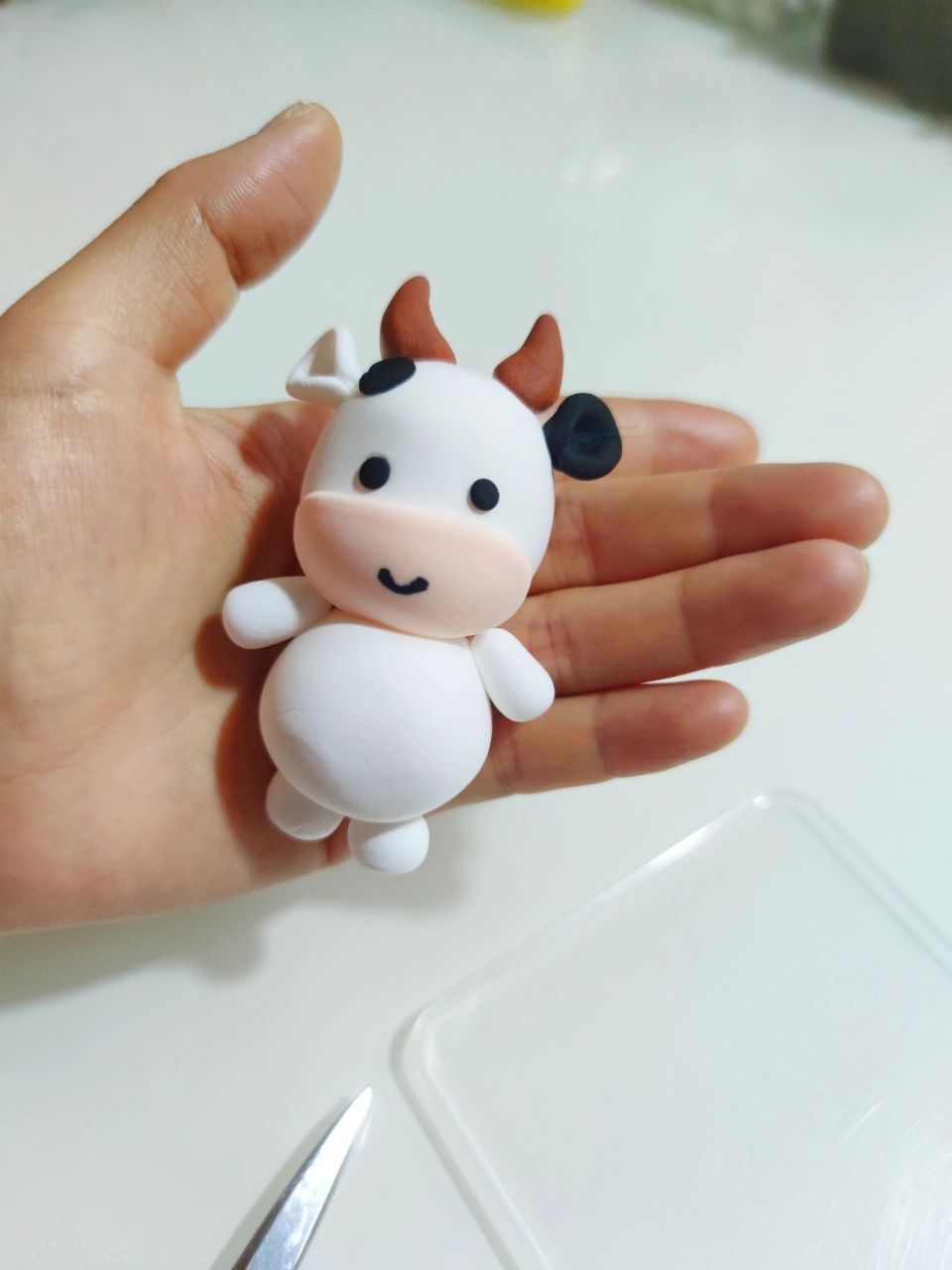 吧  用时也不长 主要颜色:白色  黑色  还有一点肉色 使用的粘土类型