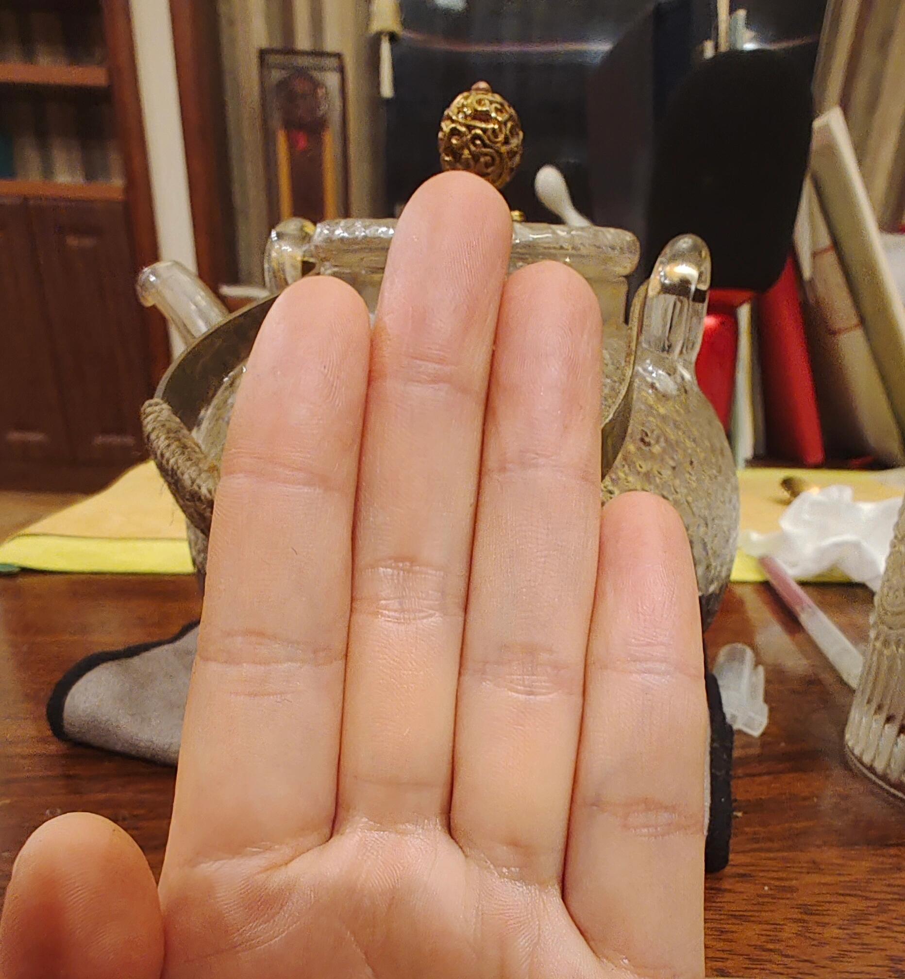 食指and无名指 食指和无名指一样长的: 精明,自强,为人非常精明,不会