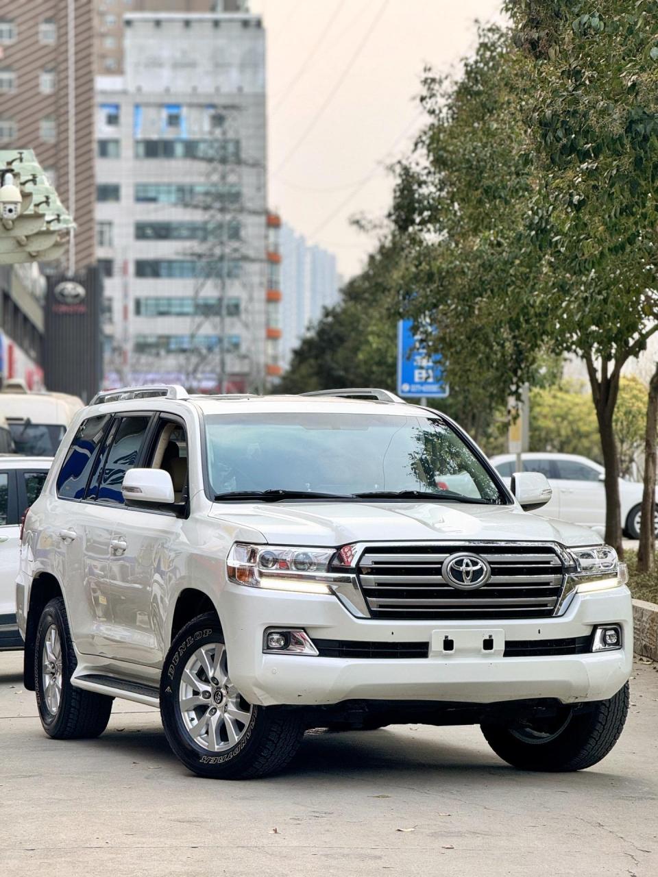 第一批新款lc200型的酷路泽5700.