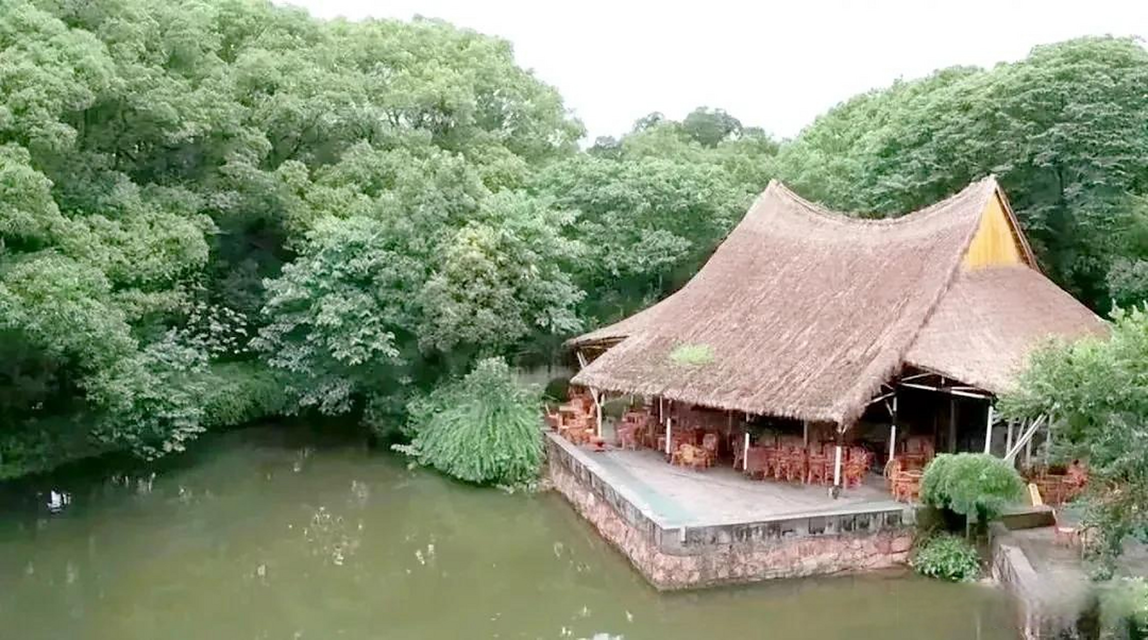 在上海松江方塔园里有一座亭子名字叫做"何陋轩".