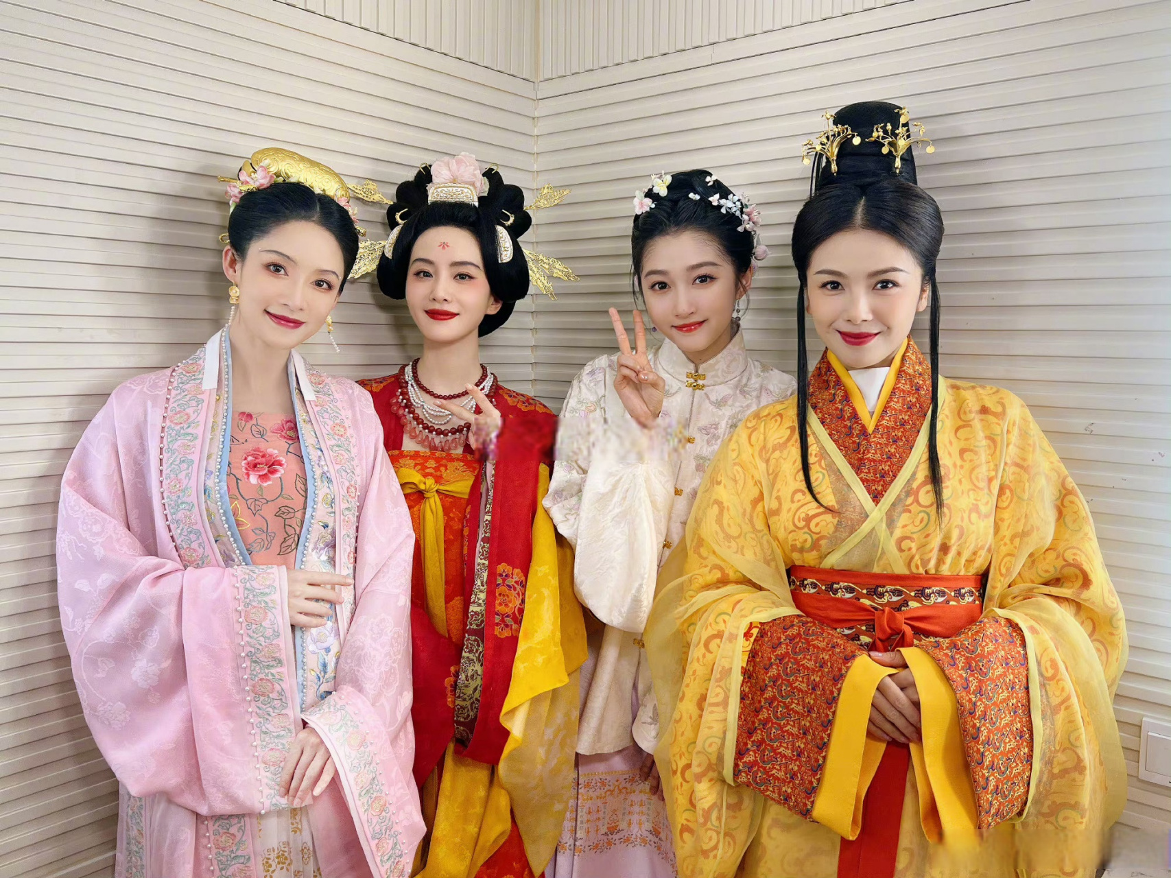 今年的春晚四美是刘涛,刘诗诗,关晓彤和李沁 对比下和2015年的春晚