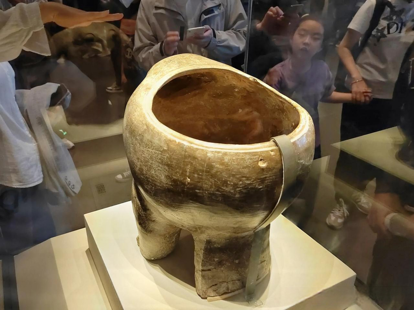 在中国国家博物馆,跟著名的陶鹰鼎合影,渭南地区出土最重要的一件国宝